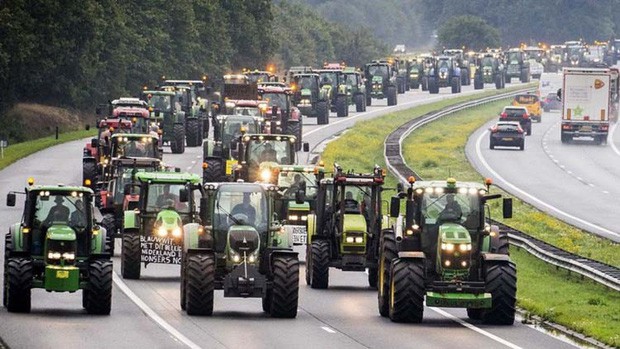 Nông dân lái hơn 10.000 máy kéo tràn xuống đường biểu tình ở Hà Lan - Ảnh 1.