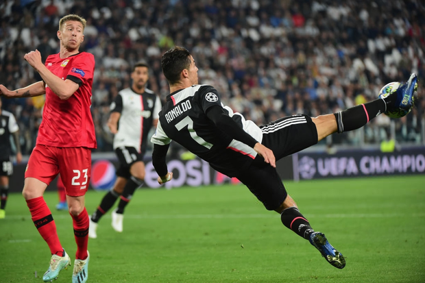 Dứt điểm cực vô duyên nhưng Ronaldo vẫn kịp lập thêm kỷ lục Champions League với bàn ấn định chiến thắng 3-0 cho Juventus - Ảnh 3.