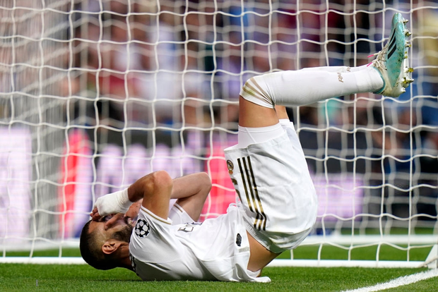 Courtois để thủng lưới hài hước, VAR cứu Real Madrid thoát khỏi trận thua nhục nhã trên sân nhà - Ảnh 4.