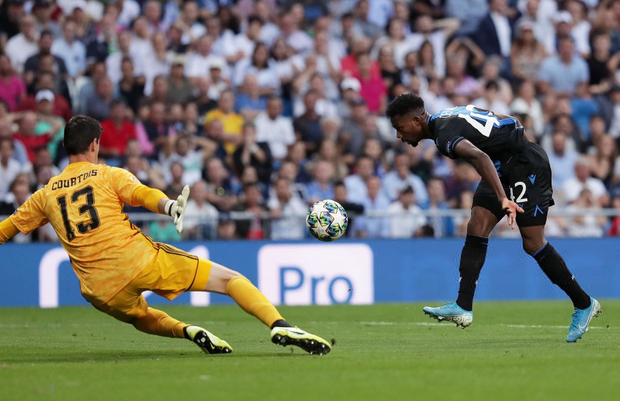 Courtois để thủng lưới hài hước, VAR cứu Real Madrid thoát khỏi trận thua nhục nhã trên sân nhà - Ảnh 5.