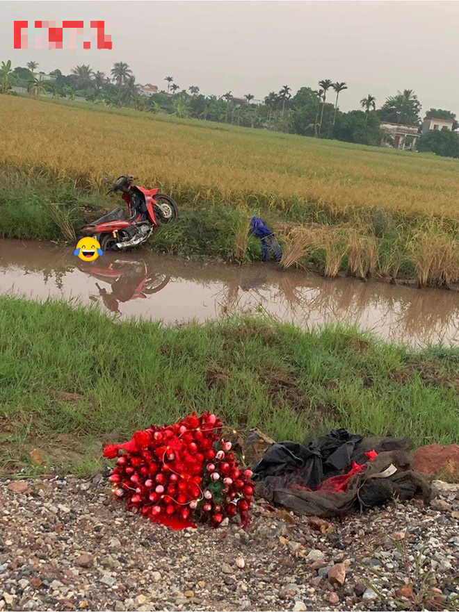 Chuyện buồn ngày 20/10: Cụ ông chạy xe máy lao xuống mương, bó hoa đặc biệt cũng bị hỏng - Ảnh 2.