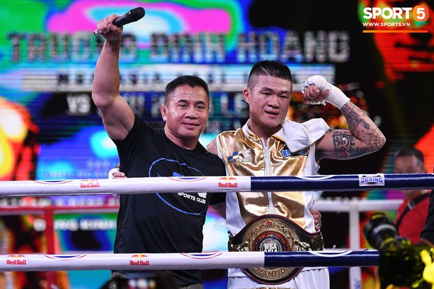 Xúc động khoảnh khắc Trương Đình Hoàng chính thức đeo lên người chiếc đai lịch sử, làm rạng danh boxing Việt tới toàn thế giới - Ảnh 1.