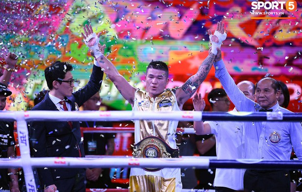 Xúc động khoảnh khắc Trương Đình Hoàng chính thức đeo lên người chiếc đai lịch sử, làm rạng danh boxing Việt tới toàn thế giới - Ảnh 2.