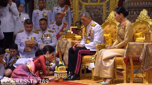 Bất trung với vua, chống lại Hoàng hậu, Hoàng quý phi Thái Lan bị phế truất chỉ sau 3 tháng được sắc phong - Ảnh 1.