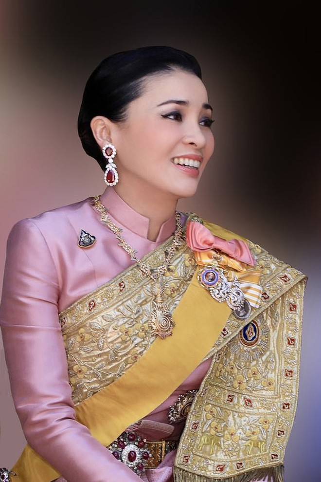Hoàng hậu và Hoàng quý phi Thái Lan: Xuất phát điểm tương đồng, cùng mục tiêu nhưng người về đỉnh cao, người về vực sâu trong cuộc cung đấu - Ảnh 1.