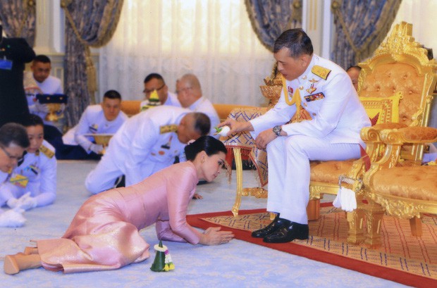 Hoàng hậu và Hoàng quý phi Thái Lan: Xuất phát điểm tương đồng, cùng mục tiêu nhưng người về đỉnh cao, người về vực sâu trong cuộc cung đấu - Ảnh 3.