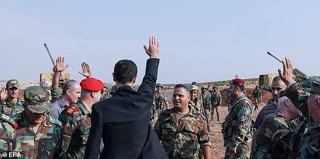 Chùm ảnh Tổng thống Assad bất ngờ xuất hiện đầy tự tin giữa vùng chiến sự khốc liệt Syria - Ảnh 3.