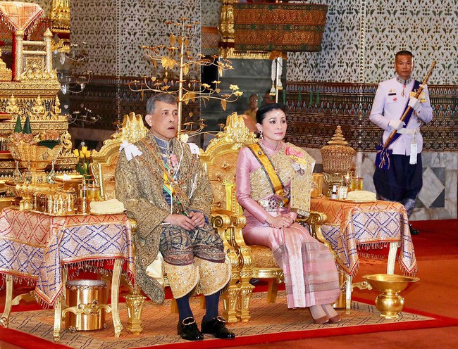Hậu cung đầy sóng gió của Quốc vương Thái Lan: Có 5 bà vợ, từng kết hôn với em họ và vụ ly hôn tiêu tốn đến 5,5 triệu đô - Ảnh 7.