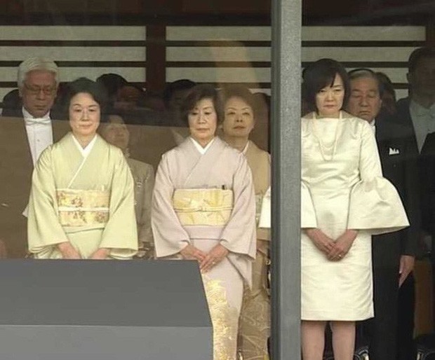 Phu nhân Thủ tướng Nhật Bản bỗng hứng búa rìu dư luận vì sai lầm nghiêm trọng trong lễ đăng quang của Nhật hoàng - Ảnh 1.