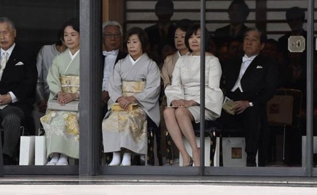 Phu nhân Thủ tướng Nhật Bản bỗng hứng búa rìu dư luận vì sai lầm nghiêm trọng trong lễ đăng quang của Nhật hoàng - Ảnh 2.