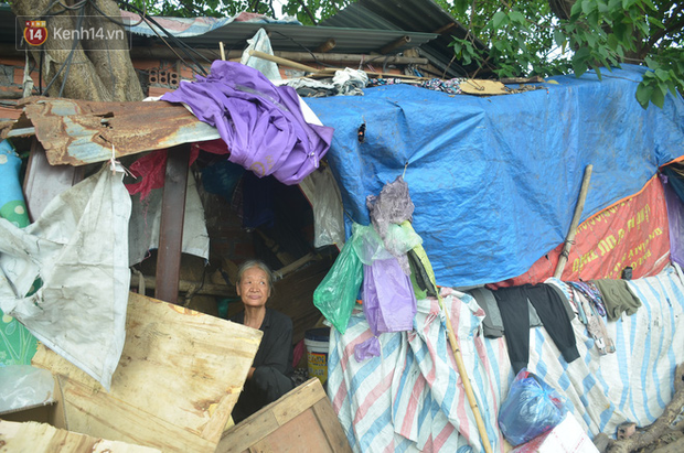 Xót thương cụ bà nhường căn phòng 3m2 cho con trai rồi sống một mình trong nhà rác sau chợ Long Biên - Ảnh 3.