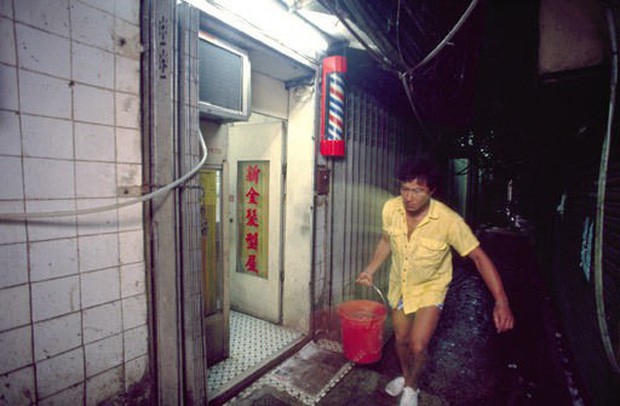 Cửu Long Thành Trại ở Hong Kong: Nơi đầy rẫy tội phạm, tệ nạn nhưng lại là mái ấm tình thương cho người già và trẻ em - Ảnh 6.