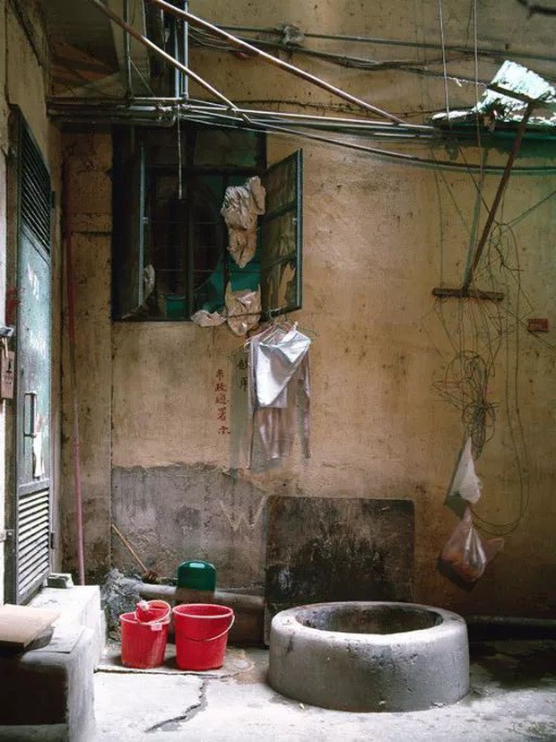 Cửu Long Thành Trại ở Hong Kong: Nơi đầy rẫy tội phạm, tệ nạn nhưng lại là mái ấm tình thương cho người già và trẻ em - Ảnh 8.