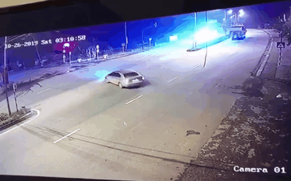 Clip xe khách chạy tốc độ cao tông thẳng vào xe taxi khiến 3 người chết ở Nghệ An