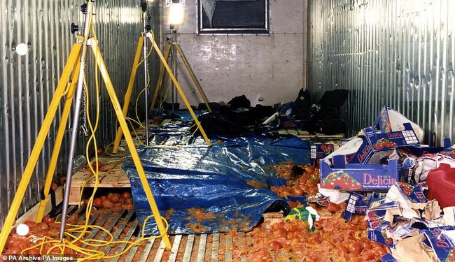 Từ vụ 39 thi thể trong container, Trung Quốc ám ảnh thảm kịch 58 người tử vong trong xe tải chở cà chua vào 19 năm trước - Ảnh 1.