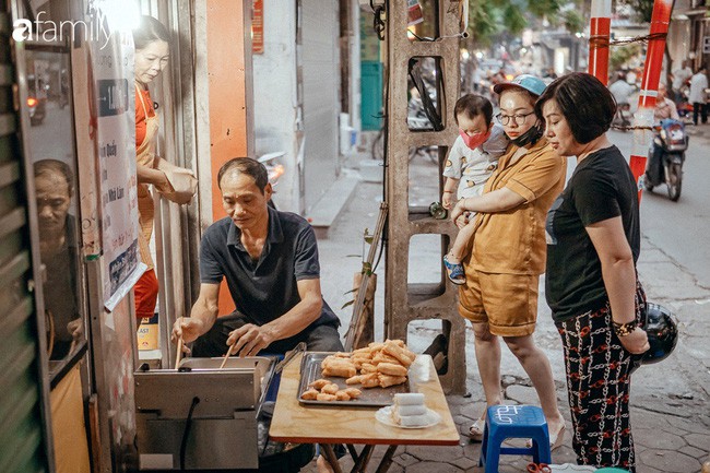 Chuyện về hàng quẩy đùi gà quen thuộc tại Hà Nội, có 2 bố mẹ chồng rất “đỉnh”, bán được bao nhiêu đều tặng hết tiền cho con dâu - Ảnh 1.