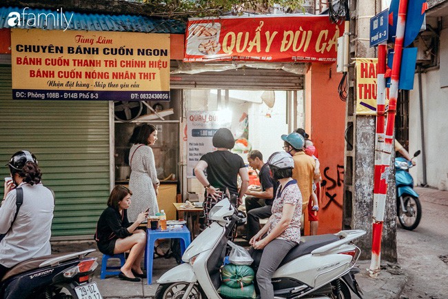 Chuyện về hàng quẩy đùi gà quen thuộc tại Hà Nội, có 2 bố mẹ chồng rất “đỉnh”, bán được bao nhiêu đều tặng hết tiền cho con dâu - Ảnh 2.