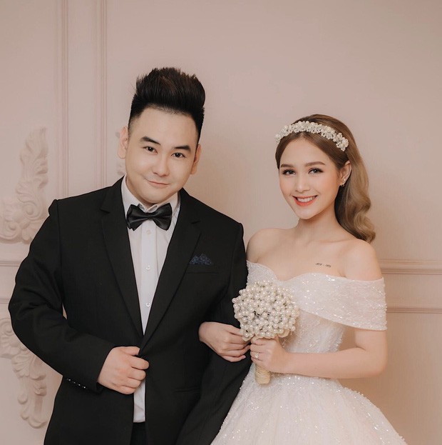 Streamer giàu nhất Việt Nam Xemesis mới tung ảnh cưới: Cô dâu kém 13 tuổi đẹp xuất sắc, chú rể xuất hiện đúng một lần - Ảnh 1.