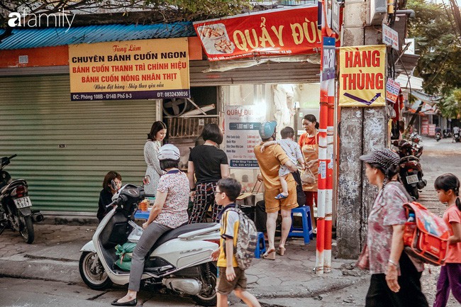 Chuyện về hàng quẩy đùi gà quen thuộc tại Hà Nội, có 2 bố mẹ chồng rất “đỉnh”, bán được bao nhiêu đều tặng hết tiền cho con dâu - Ảnh 3.
