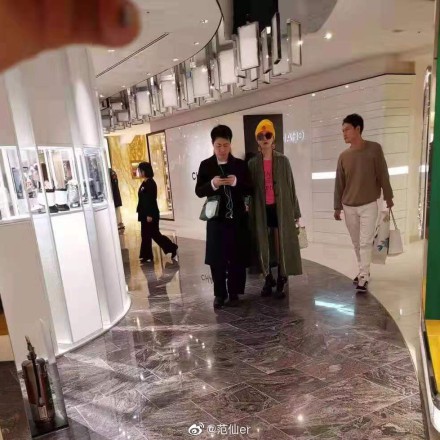 Phạm Băng Băng được bắt gặp cùng người đàn ông lạ mặt đưa đi mua sắm tại Nhật Bản - Ảnh 3.