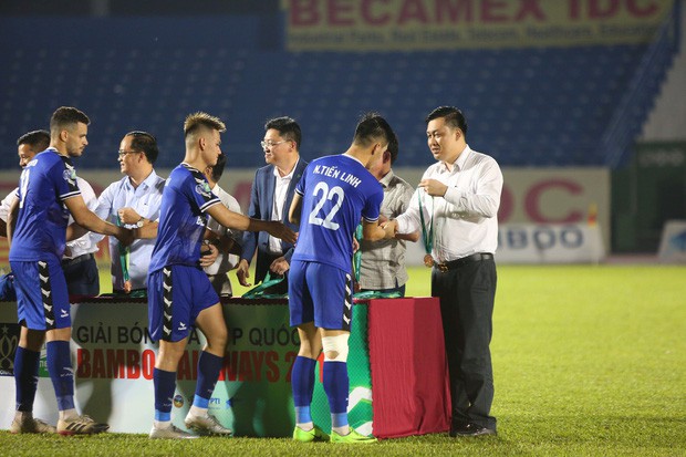 Tuyển thủ U22 Việt Nam chán nản vì chấn thương ngay trước ngày hội quân chuẩn bị cho SEA Games 2019 - Ảnh 8.