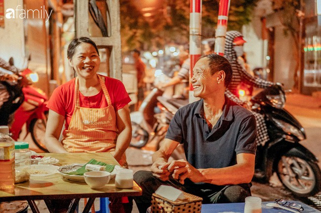 Chuyện về hàng quẩy đùi gà quen thuộc tại Hà Nội, có 2 bố mẹ chồng rất “đỉnh”, bán được bao nhiêu đều tặng hết tiền cho con dâu - Ảnh 9.