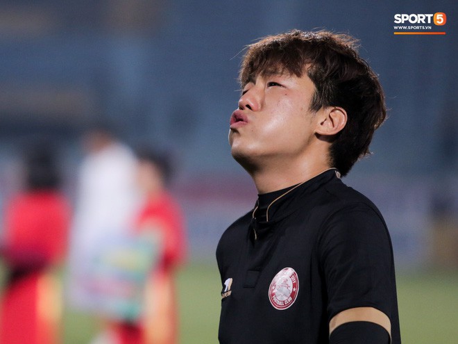 Trợ lý người Hàn Quốc khóc nức nở, không phục thất bại trước Hà Nội FC ở bán kết Cúp Quốc gia 2019 - Ảnh 2.