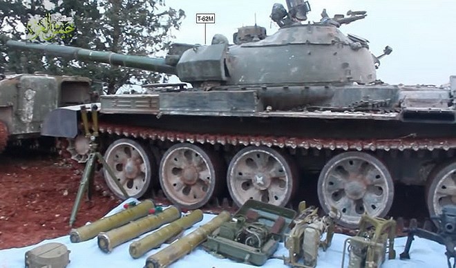 Chiến tăng T-62M Nga vừa viện trợ cho Syria đã bị phiến quân đánh tan tành - Ảnh 15.
