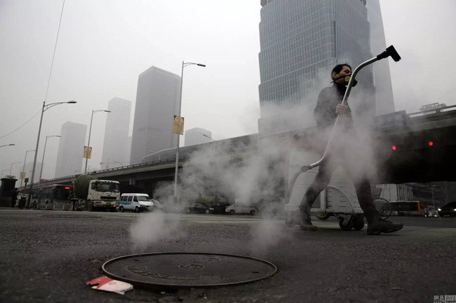 Hít khói bụi của thành phố Bắc Kinh suốt 100 ngày, nghệ sĩ tạo nên tác phẩm ấn tượng khiến công chúng suy ngẫm về nạn ô nhiễm không khí - Ảnh 1.