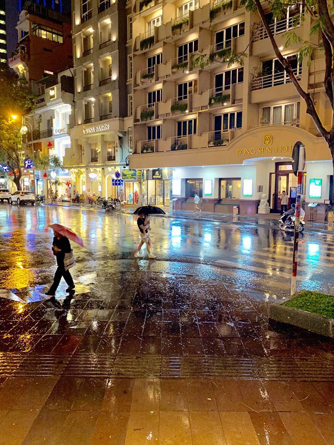 Phan Như Thảo khoe được chồng chiều chuộng, lặn lội mang ô ra đón vợ trong trời mưa gió - Ảnh 3.
