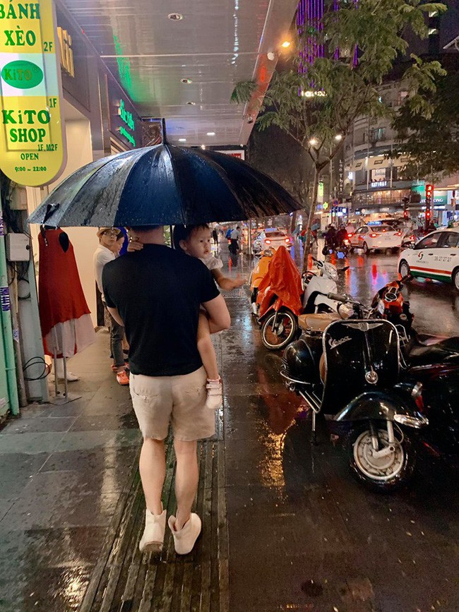 Phan Như Thảo khoe được chồng chiều chuộng, lặn lội mang ô ra đón vợ trong trời mưa gió - Ảnh 4.