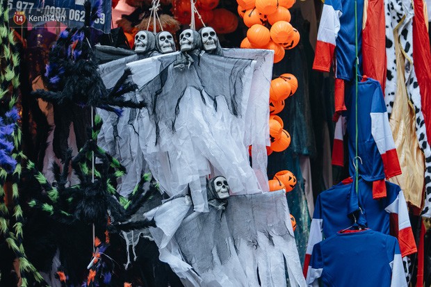 Chùm ảnh: Phố Hàng Mã tràn ngập sắc màu ma quỷ trước ngày lễ Halloween - Ảnh 3.