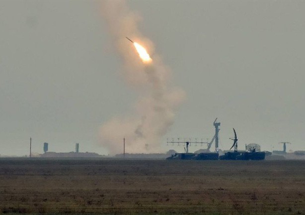 Ukraine bất ngờ khai hỏa S-300 dữ dội sát bán đảo Crimea - Ảnh 17.