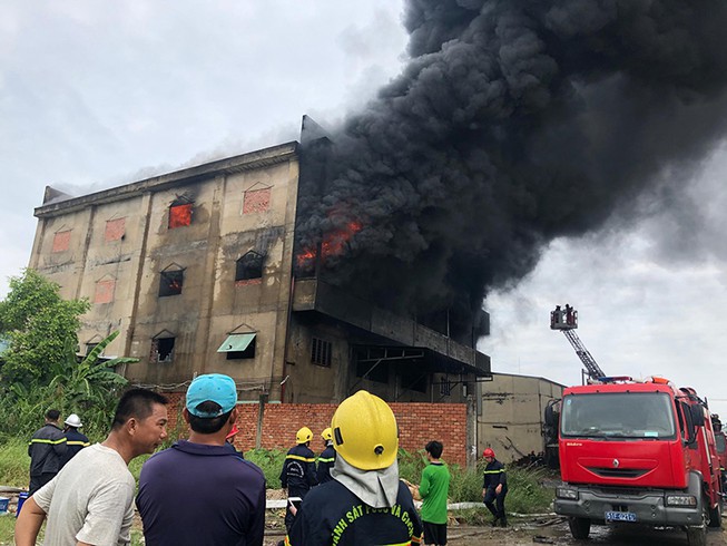 Kho nệm mút ở Sài Gòn cháy dữ dội, khói đen bốc cao hàng chục mét, xe thang đang tiếp cận dập lửa - Ảnh 1.