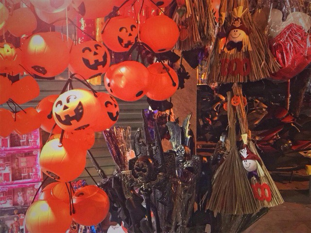 Sôi động thị trường đồ chơi Halloween, phù thủy, siêu nhân nhí xuất hiện - Ảnh 1.