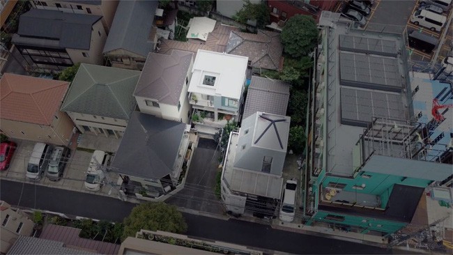 Nhà phố 47m² trong ngõ nhỏ tạo ấn tượng nhờ sự kết nối với ánh sáng bên ngoài của vợ chồng KTS người Nhật - Ảnh 4.