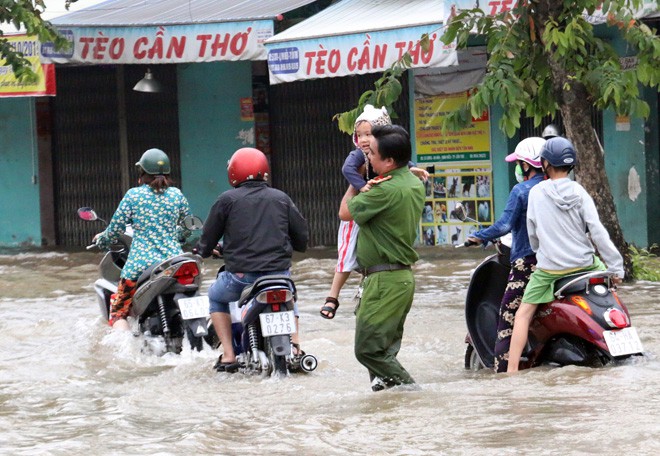 Đượm nghĩa đồng bào trong đợt triều cường lịch sử - Ảnh 1.