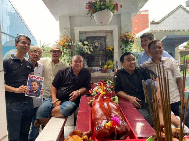 Xúc động hình ảnh Quyền Linh cùng bạn bè đến thăm mộ nhân 23 năm ngày mất của Lê Công Tuấn Anh - Ảnh 2.
