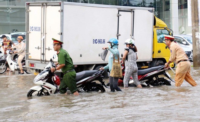 Đượm nghĩa đồng bào trong đợt triều cường lịch sử - Ảnh 3.