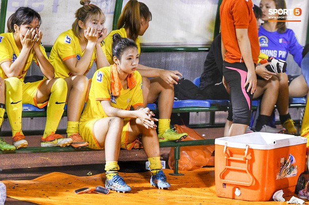 Xót xa hình ảnh nữ tuyển thủ Quốc gia bật khóc, hot girl Trần Thị Duyên thất thần sau trận thua đau đớn - Ảnh 5.