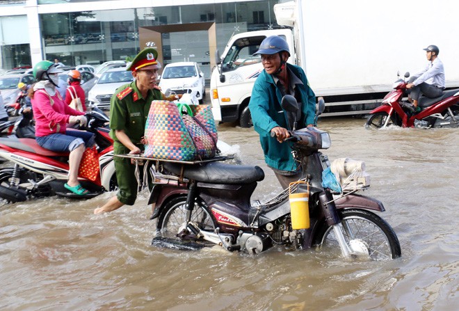 Đượm nghĩa đồng bào trong đợt triều cường lịch sử - Ảnh 5.