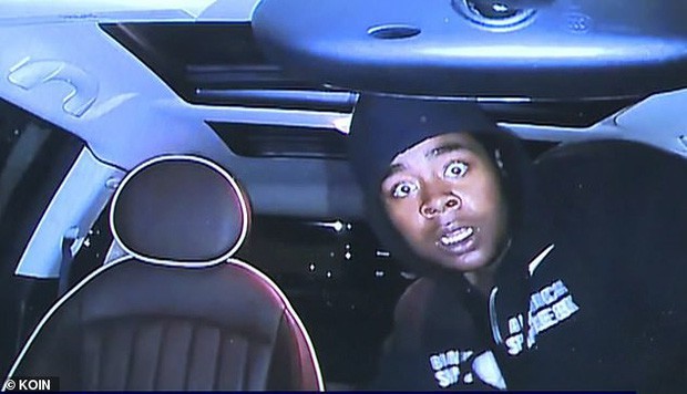 Biểu cảm hết hồn của thanh niên trộm xe khi phát hiện đang bị camera ghi hình khiến dân mạng không nhịn được cười - Ảnh 2.