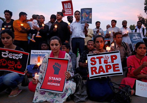 Thiếu nữ bị cưỡng bức tập thể ở Ấn Độ sau 2 năm: Cha mất, 2 dì qua đời trong vụ tai nạn dàn xếp còn bản thân không thể bi đát hơn - Ảnh 2.