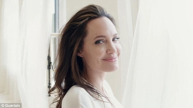 Angelina Jolie is charming and enchanting while relaxing in the bathtub - Photo 10.