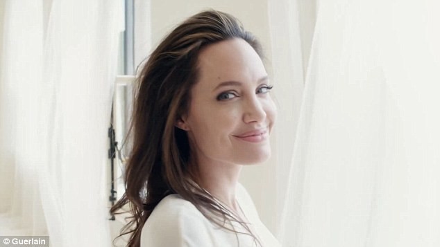 Angelina Jolie quyến rũ đầy mê hoặc khi thả dáng trong bồn tắm - Ảnh 10.