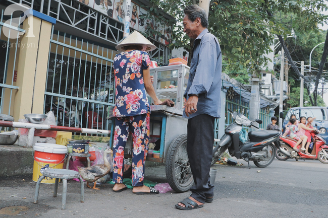 Câu chuyện kỳ lạ về tình mẫu tử của người phụ nữ bán trái cây và chú vịt biết làm nũng ở Sài Gòn - Ảnh 16.