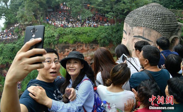 Cảnh tượng biển người mênh mông trong kỳ nghỉ lễ Quốc Khánh Trung Quốc: Người dân đứng chật cứng cả cây cầu chỉ để check-in - Ảnh 4.