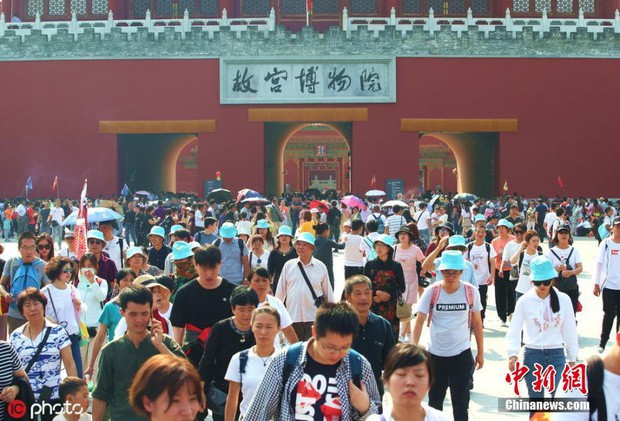 Cảnh tượng biển người mênh mông trong kỳ nghỉ lễ Quốc Khánh Trung Quốc: Người dân đứng chật cứng cả cây cầu chỉ để check-in - Ảnh 8.