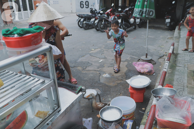 Câu chuyện kỳ lạ về tình mẫu tử của người phụ nữ bán trái cây và chú vịt biết làm nũng ở Sài Gòn - Ảnh 10.