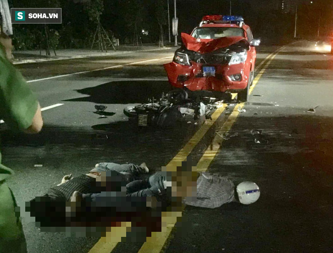2 thanh niên đi xe máy nguy kịch sau khi tông vào xe cảnh sát - Ảnh 1.
